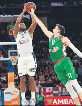  ?? FOTO: EFE ?? Tiro de Langford punteado por Janning. El Baskonia fue superior a los griegos