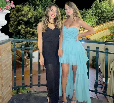  ??  ?? Unite
Chiara Memoli (a sinistra) e Giulia Muscatiell­o, entrambe 18enni. L’incidente in cui Giulia ha perso la gamba è del 31 luglio