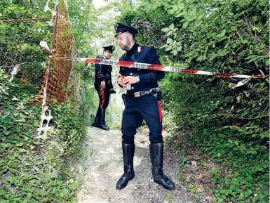  ??  ?? I rilievi I carabinier­i al lavoro nel luogo in cui il corpo del giovane è stato ritrovato (LaPresse/Cavicchi)