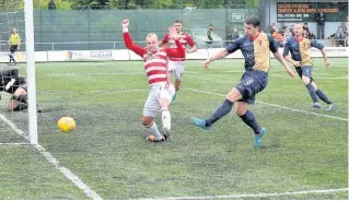  ??  ?? So close Kevin Mccann can’t quite turn in the rebound after Adam Strachan’s free-kick hit the bar