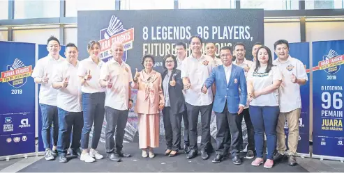  ?? — Gambar Bernama ?? RASMI: Dr Siti Hasmah (lima kiri) bersama Rashid Sidek (depan empat kanan) dan barisan legenda badminton negara pada majlis pelancaran Juara Tangkis Tun Dr Siti Hasmah di Menara OBYU di Kuala Lumpur semalam.