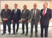  ?? (DR) ?? Claude Boeri, Tony Guillemot, Jean-Humbert Croci et Yvan Belaieff, membres du bureau, entourant JeanPaul Samba, président.