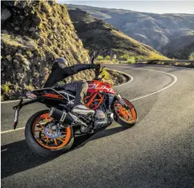  ?? BILD: SN/SAG/SCHEDL ?? Immer leichter und immer leichter fahrbar: Die neue „KTM 390 Duke“startet seit dem Vorjahr auf dem Markt durch.