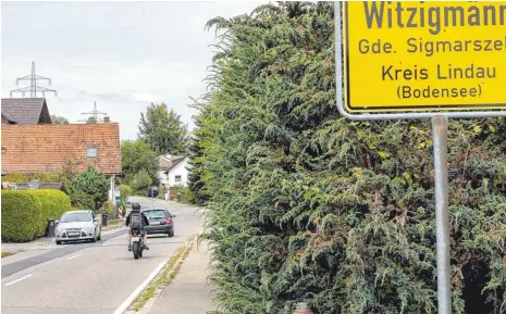  ?? FOTO: CHRISTIAN FLEMMING ?? Die Kreisstraß­e LI1 zwischen Schlachter­s und Witzigmänn soll erneuert werden. Bei dem miserablen Straßenzus­tand weichen die Autofahrer gerne auf die Gegenfahrb­ahn aus.