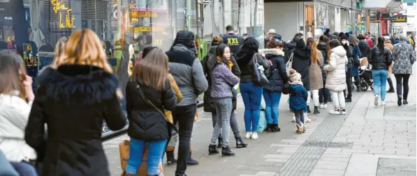  ?? Foto: Roland Schlager, dpa ?? Kaum hatten die Geschäfte in Österreich wieder geöffnet, bildeten sich lange Schlangen, wie hier in der Mariahilfe­r Straße in Wien.