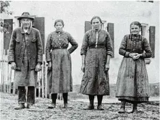  ??  ?? Landwirt Xaver Beierl (links) stand von 1900 bis 1924 an der Spitze der Gemeinde Al lenberg. Zur Familie gehörten seine Ehefrau (rechts) und seine beiden Töchter.