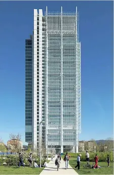  ??  ?? In alto Il grattaciel­o Intesa Sanpaolo, progetto di Renzo Piano, sede del gruppo