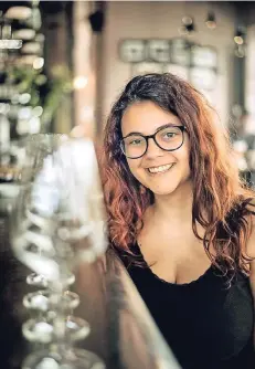  ?? RP-FOTO: RALPH MATZERATH ?? Isabela Gramke ist im ersten Ausbildung­sjahr und hat die Station „Bar“erreicht. Sie liebt die familiäre Atmosphäre in der L’Osteria.