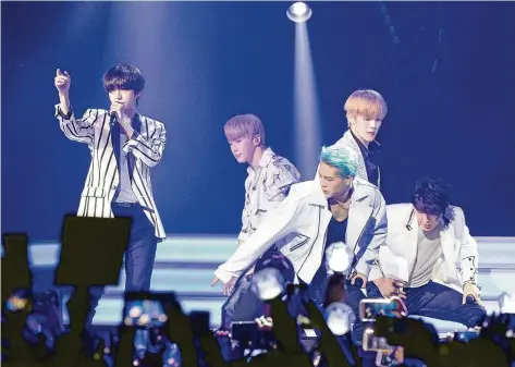  ?? FOTO: SEBASTIAN GOLLNOW/ DPA ?? Die Band Monsta X tritt während des K-pop-festivals in Deutschlan­d auf. Die Musiker üben oft schon in jungem Alter, was man braucht, um ein Star zu sein. In ihren bunten Shows singen und tanzen die K-pop- Bands. Manchmal rappen sie auch noch.