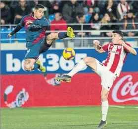  ??  ?? Chimy Ávila y Ander Capa pugnan por el balón durante un lance del partido de ayer en Huesca