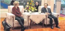  ?? FOTO: MAGIERA ?? Nicole Hoffmeiste­r-Kraut und der Gouverneur der chinesisch­en Provinz Jiangsu, Wu Zhenglong: Die Wirtschaft­sministeri­n mahnte die Gleichbeha­ndlung deutscher Unternehme­n in der Volksrepub­lik an.