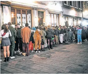  ?? FOTO: ANDREAS BRETZ ?? Lange Schlangen bilden sich erfahrungs­gemäß auf der Kurze Straße in Düsseldorf vor dem Brauhaus Kürzer.