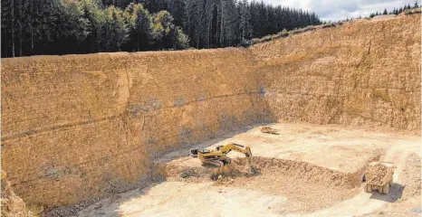  ?? FOTO: FIRMA J.F. STORZ ?? Ähnlich wie hier am westlichen Ende des Steinbruch­s auf Neuhausene­r Gemarkung wird der Steinbruch in einigen Jahren auch auf Fridinger Gemarkung aussehen. Gute 50 Meter wird der Steinbruch tief sein.