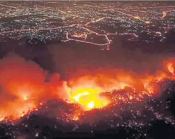  ?? CHIANG MAI VOLUNTEER DRONE TEAM ?? A bushfire ravages Doi Suthep-Pui National Park in Chiang Mai’s Hang Dong district on Wednesday night. Local officials and soldiers spent more than 14 hours bringing it under control.