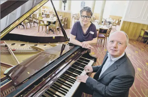  ?? PICTURE: MATT ROBERTS ?? CHIPPING IN: Wetherby Whaler’s in-house pianist Nigel Wears with restaurant general manager Tracey Speight.