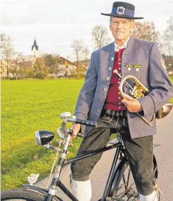  ?? FOTO: BRUNO BÄRTLE JUN. ?? Bruno Bärtle – ein radelnder Musiker, der dem Musikverei­n Aichstette­n bereits seit 60 Jahren die Treue hält.