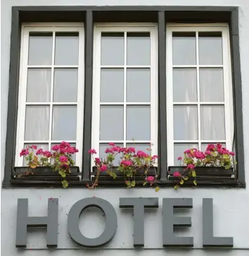  ?? Foto: Oliver Berg, dpa (Symbol) ?? Das bayerische Beherbergu­ngsverbot bringt viel Arbeit für die Hoteliers mit sich.