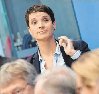  ?? FOTO: DPA ?? Abgang: Frauke Petry verlässt die Bundespres­sekonferen­z.