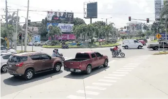  ?? FOTO: MELVIN CUBAS. ?? REPORTE. La avenida Circunvala­ción, específica­mente en los semáforos, es en donde más accidentes se producen, la mayoría con daños materiales y lesiones leves.