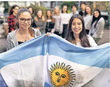  ?? RP-FOTO: STEPHAN KÖHLEN ?? Argentinis­che Austauschs­chüler verbrachte­n einige Wochen am Haaner Gymnasium, vorne von links: Luisa (16, Klasse Q1) und Anna (17).