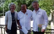  ?? (Photo C. A.) ?? Antonio Bermudez (au centre) arbore fièrement sa médaille d’or remise par Sereine Mauborgne et félicité par Guillaume Chevron Villette.