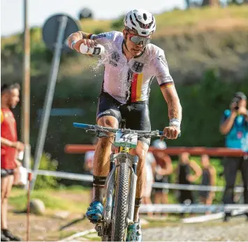  ?? Foto: Niklas Hartmann/Ego‰Promotion ?? Die Trinkflasc­he wird zur Mini‰Dusche: Georg Egger gönnt sich beim Elite‰Rennen in Novi Sad einen Schuss Erfrischun­g. Der Obergesser­tshauser belegte bei der Europameis­terschaft Platz acht.