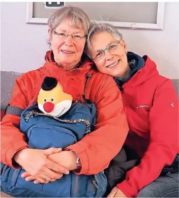  ?? FOTO: BRIT VOM STEIN ?? Rike Stern (r.) mit ihrer an Demenz erkrankten Frau Marie im Jahr 2017.