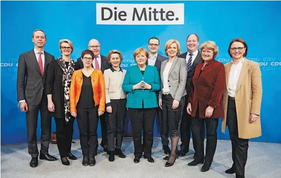  ??  ?? Angela Merkel com as suas escolhas para o eventual novo governo de grande coligação com o SPD e a nova secretária-geral da CDU