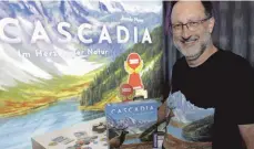  ?? FOTO: JÖRG CARSTENSEN/DPA ?? Das Plättchenl­egespiel Cascadia des Autors Randy Flynn ist zum „Spiel des Jahres 2022“gewählt worden.
