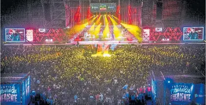  ?? PROVINCIA EMERGENTE ?? A pleno. El Estadio Único de La Plata, anoche, cuando arrancó la presentaci­ón de Chano.