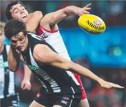  ?? Picture: PHIL HILLYARD ?? MAN IN FRONT: Brody Mihocek and Sydney's Tom McCartin duel for possession on Saturday.