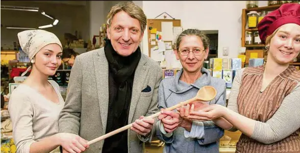  ??  ?? Plakativer Protest: Bio-Unternehme­rin Ushij Matzer (2. von rechts, mit Mitarbeite­rinnen) und Wirtschaft­skammerprä­sident Josef Herk wollen ins Gefängnis