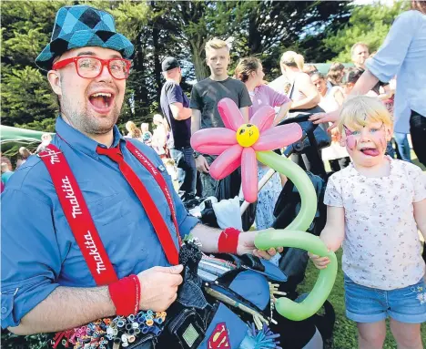  ??  ?? BARNHILL Rock Garden played host to a day of live music, storytelli­ng and entertainm­ent on Saturday as Broughty Ferry Gala Week drew to a close.
The programme featured live music from 44th Dundee Boys’ Brigade Pipe Band, Inchcape Ceilidh Band, Tay...