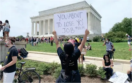  ??  ?? WASHINGTON. ‘Estás a punto de perder tu trabajo’ reza la pancarta de una manifestan­te este fin de semana en la capital de EE.UU., frente al monumento en memoria de Abraham Lincoln.