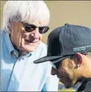  ?? FOTO: AP ?? Ecclestone y Hamilton, en la F1