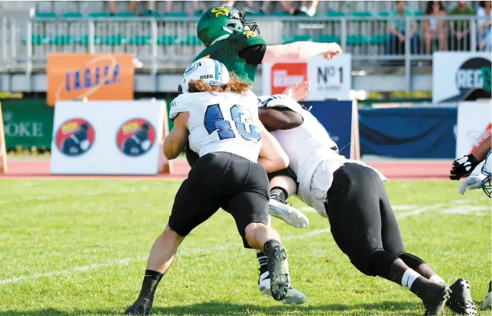  ?? PHOTO AGENCE QMI, AUDRÉ KIEFFER ?? Le joueur des Carabins de l’Université de Montréal a plaqué le quart-arrière du Vert et Or de l’Université de Sherbrooke, Charles-Xavier Owens, la semaine dernière.