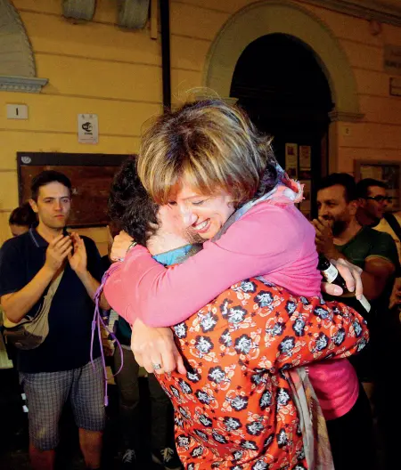  ?? Esultanza ?? Manuela Sangiorgi festeggia in strada con i sostenitor­i dei Cinque Stelle poco dopo la certezza di aver vinto il ballottagg­io