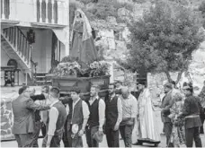  ?? ?? FIESTAS DE LA PATRONA La virgen del Rosario procesionó entre alabanzas de los presentes.