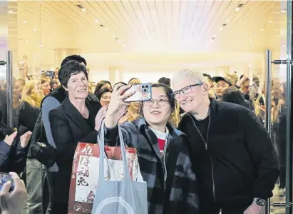  ?? Str nger / Reuters ?? Tim Cook, el pasado jueves en la inauguraci­ón de una nueva tienda de Apple en Shanghái (China)