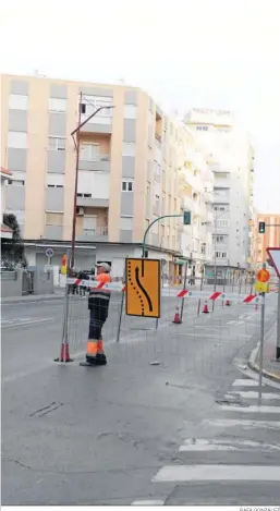  ?? RAFA GONZÁLEZ ?? Operarios acotan la zona de actuación en la avenida de Cabo de Gata.