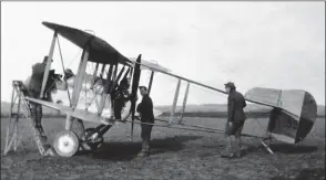  ?? DR/COLL. CROSS AND COCKADE ?? L’arrivée en ligne du Airco DH.2 en 1916 est un progrès pour faire face aux Fokker “Eindecker” sur la Somme, mais l’arrivée de chasseurs allemands plus puissants le rend vite obsolète.