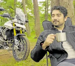  ?? ?? Ian Veneracion enjoys his coffee after a motorcyle ride.