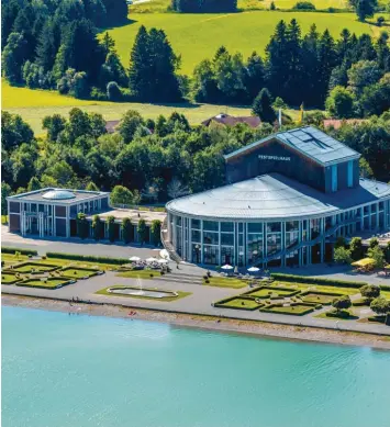  ?? Foto: Ralf Lienert ?? Die Lage – ein einziger Traum: das Festspielh­aus Füssen am Ufer des Forggensee­s.