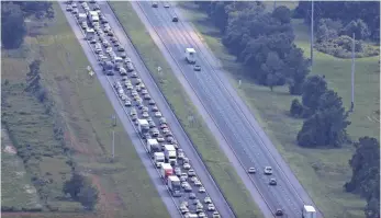  ?? ANDREW WEST, USA TODAY NETWORK ?? Traffic backs up on I-75 at its intersecti­on with the Florida Turnpike as people flee Irma.