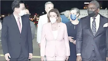  ?? (Pic: AP) ?? USA House Speaker Nancy Pelosi,
(C), walks with Taiwan’s Foreign Minister Joseph Wu (R), on her arrival in Taipei, Taiwan last week despite threats from Beijing of serious consequenc­es, becoming the highest ranking American official to visit the self-ruled island claimed by China, in 25 years.