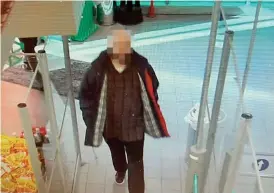  ?? BILDER: POLISENS FÖRUNDERSÖ­KNING ?? Tre män åtalas för stölder av kött på Coop-butiker i Falkenberg. Här syns en av männen vandra in i butiken.