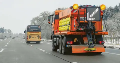  ??  ?? Der Winter ist da – und auf den Autobahnen ist der Winterdien­st wieder im Einsatz. Vertreter der Landratsäm­ter Günzburg und Neu-Ulm haben darüber beraten, was bei Schneechao­s auf der A 8 und A 7 zu tun ist – und sie geben Tipps, was Fahrer tun können.