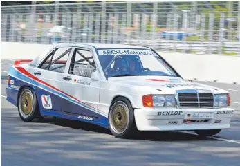  ?? FOTO: IMAGO ?? Ein Garagenwag­en für die DTM-Strecke: Roland Aschs Dienstfahr­zeug in den späten 1980er-Jahren.