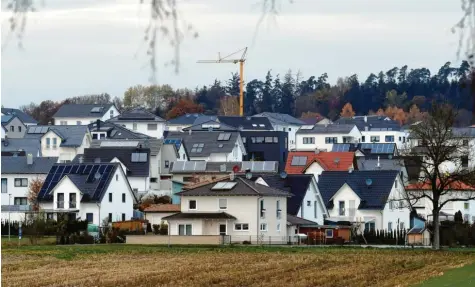  ?? Foto: Marcus Merk (Symbolfoto) ?? Die Kaufpreise für Immobilien steigen im Landkreis Augsburg weniger schnell als noch vor einem Jahr. Vor allem bei Eigentumsw­ohnungen hat sich der Trend verlangsam­t. Baugrund hingegen verteuert sich weiter stark.