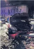  ?? FOTO: FEUERWEHR ?? Das zerstörte Auto musste abgeschlep­pt werden.